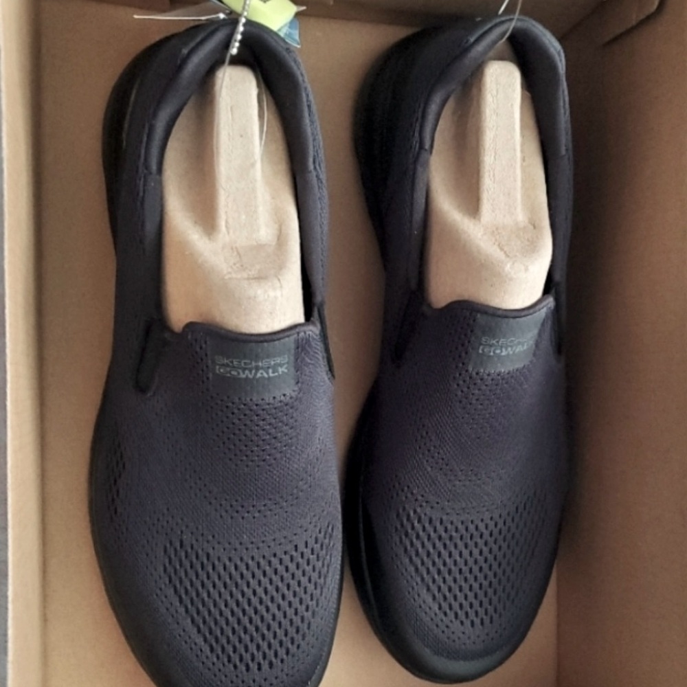 Men’s Gowalk Skechers. New in box. Size 9.5